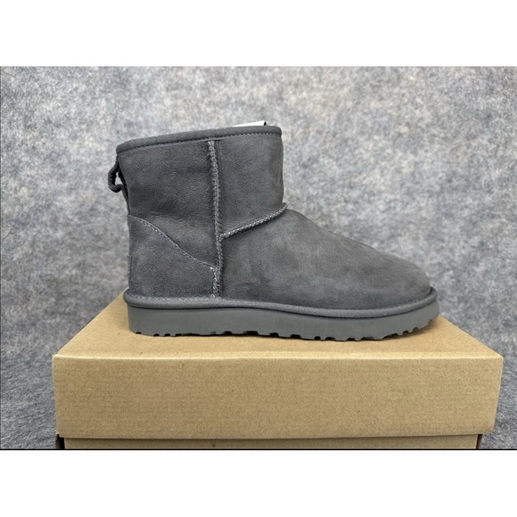 NEW UGG W Classic Mini II SIZE 9 Grey Women's Fashion Boots Brand - Picture 1 of 5